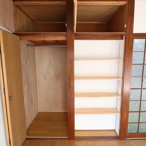 収納 奥行きのある収納で冬物と夏物を分けて収納できる