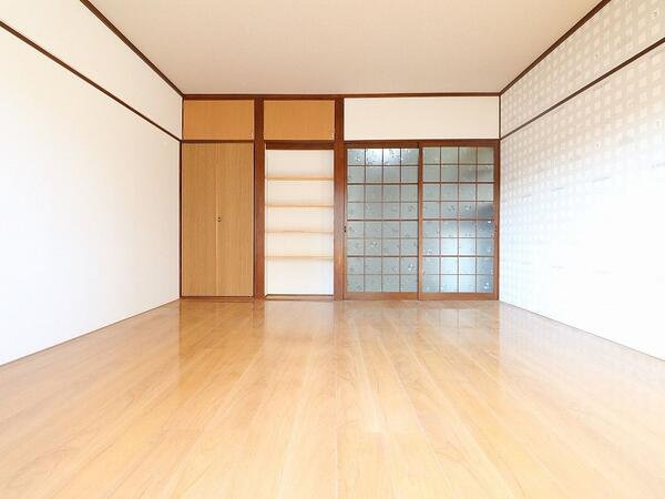 洋室 10帖あるのでソファーやベッドをおいてゆったり使えます