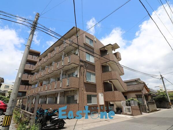 外観 青に映える、重厚感のあるマンション♪