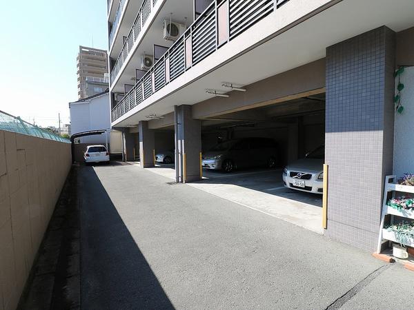 1階が屋根付駐車場
